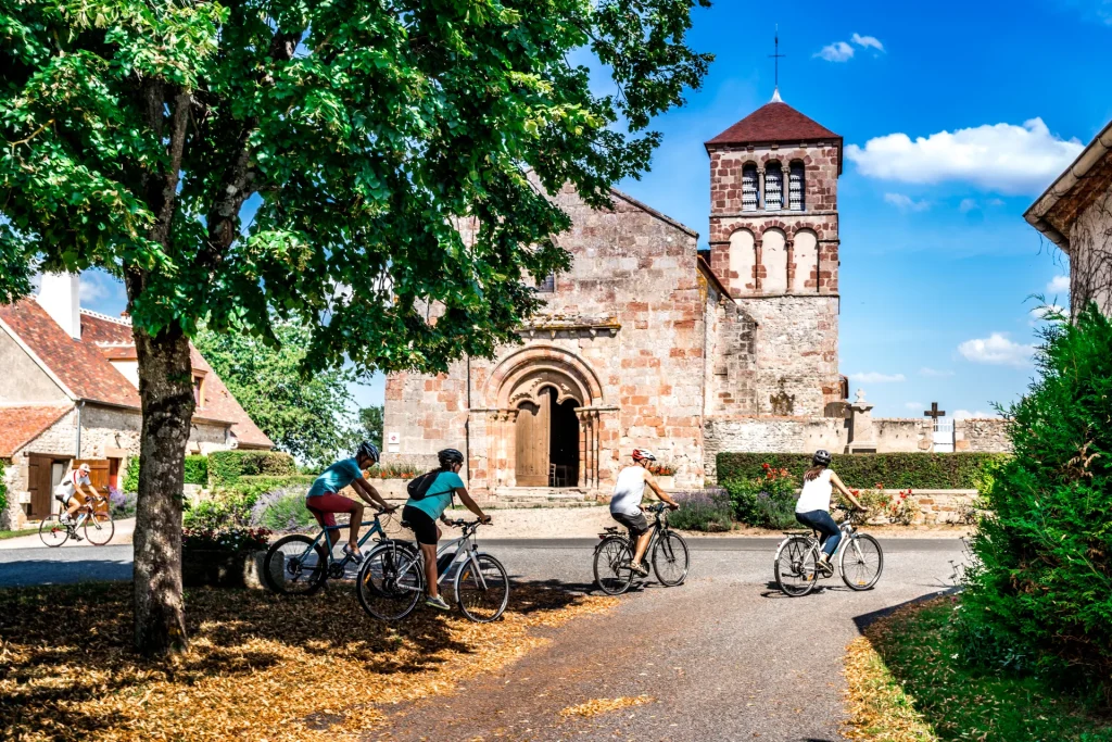 Vélos devant l'église de Marigny dans l'Allier